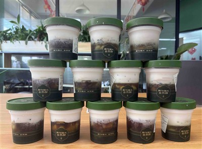 Prva šalica čaja s mlijekom u jesen